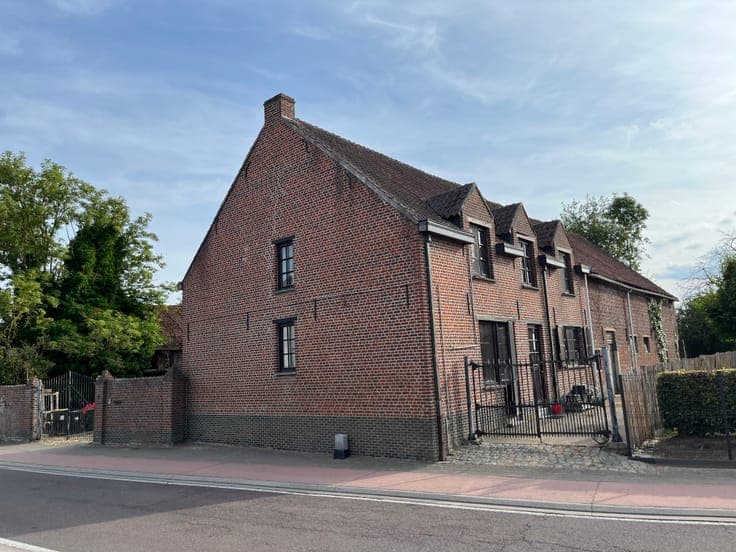 Characterful house on 2,404 m², subdivision possible.
