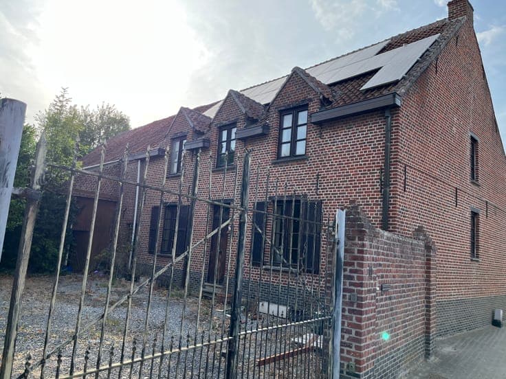 Characterful house on 2,404 m², subdivision possible.