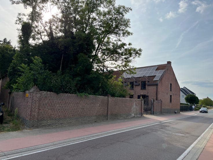 Characterful house on 2,404 m², subdivision possible.