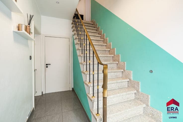 Move-in-ready home with 3/4, garage and garden