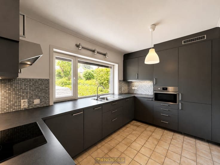 Te koop, solide eigendom met tuin, carport en garage