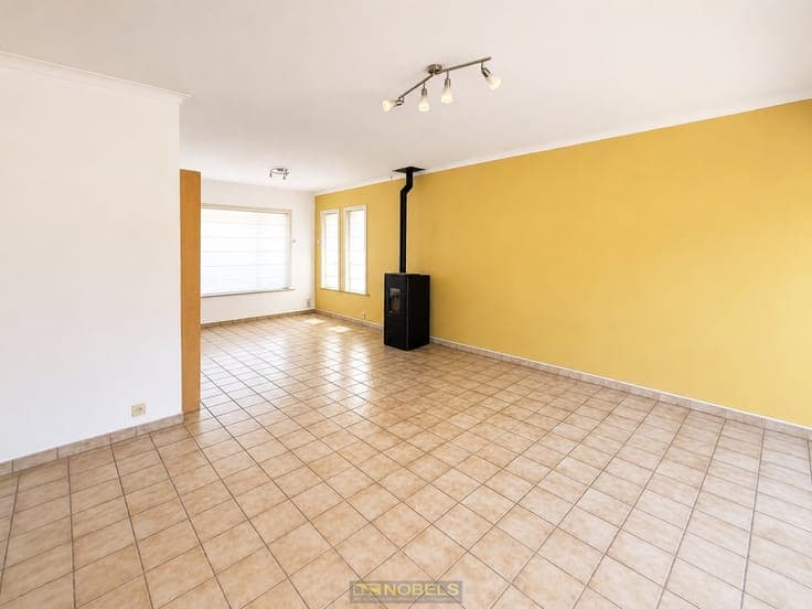 Te koop, solide eigendom met tuin, carport en garage