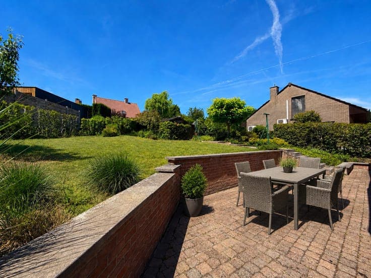 Te koop, solide eigendom met tuin, carport en garage