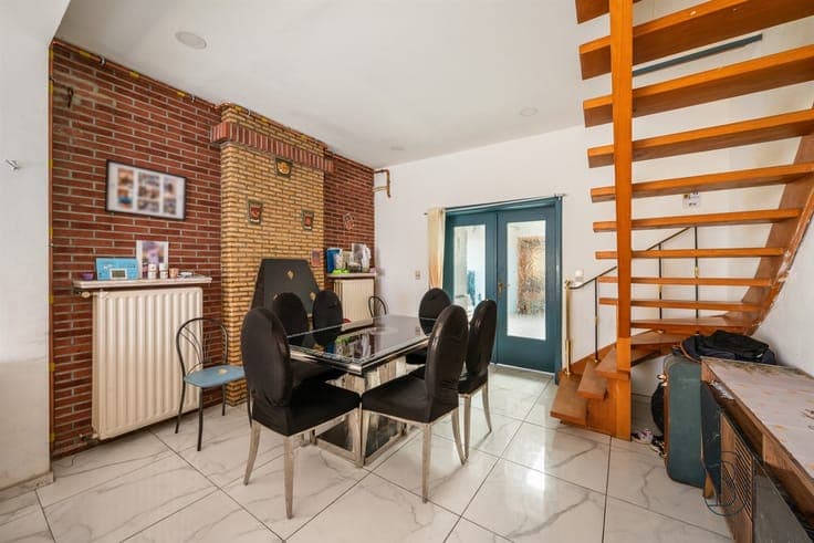 Spacious family home with a garden, terrace, and panoramic v
