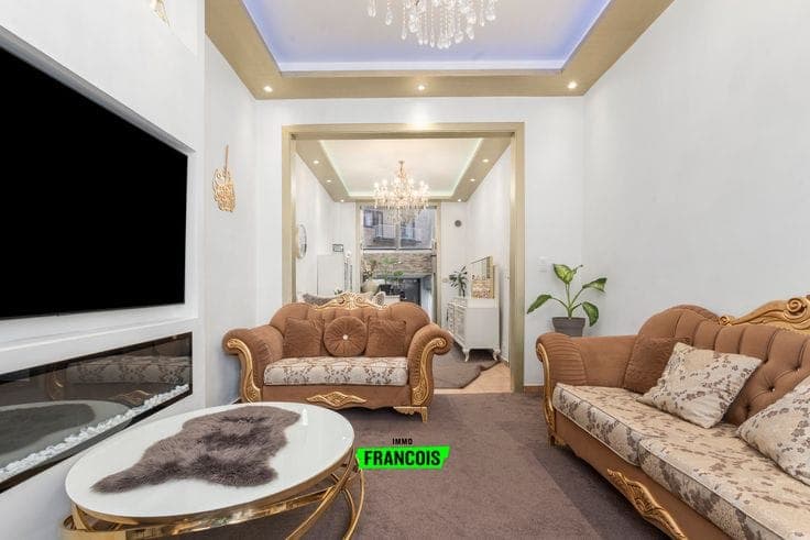 Move-in ready family home with four bedrooms near the cente…