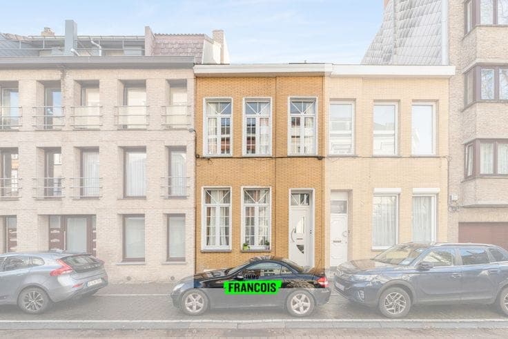 Move-in ready family home with four bedrooms near the cente…