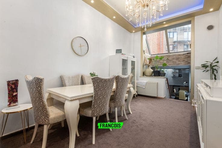 Move-in ready family home with four bedrooms near the cente…