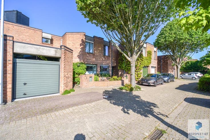 Ruime goed onderhouden woning met 3 slpk en tuin