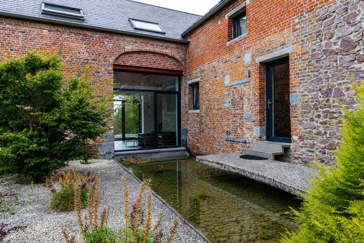 Farmhouse with courtyard