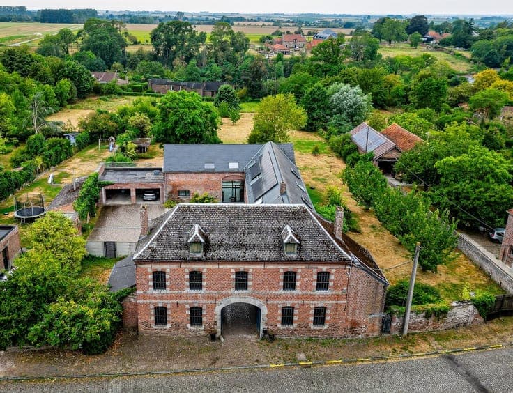 Farmhouse with courtyard