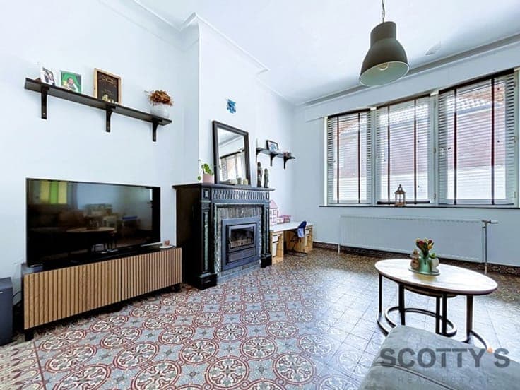Renovated house with 3 bedrooms (poss. 4) + parking & garage