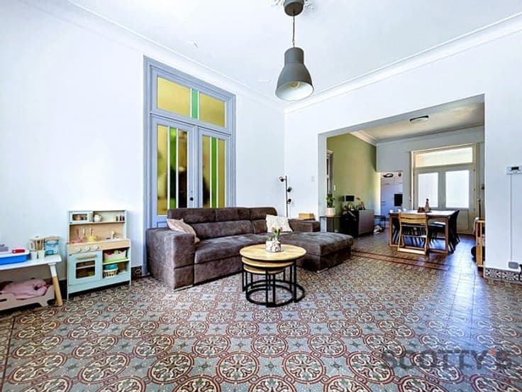 Renovated house with 3 bedrooms (poss. 4) + parking & garage