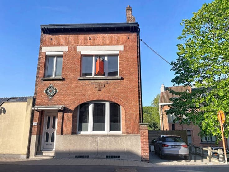 Renovated house with 3 bedrooms (poss. 4) + parking & garage