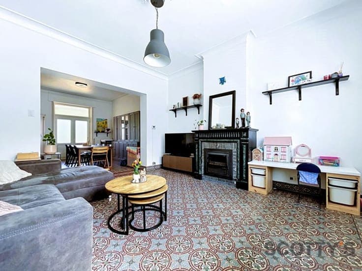 Renovated house with 3 bedrooms (poss. 4) + parking & garage