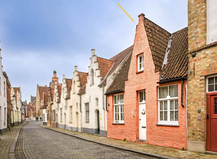 Brugs huis in de schaduw van Jeruzalemkerk, authentieke 1...