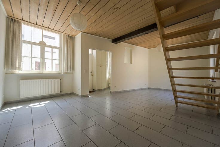 Brugs huis in de schaduw van Jeruzalemkerk, authentieke 1...