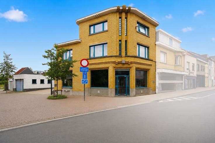 Spacious commercial property with apartment