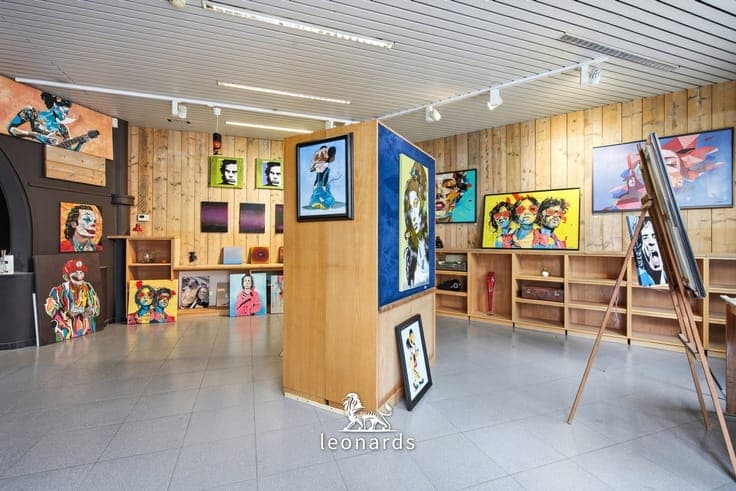 Spacious commercial property with apartment