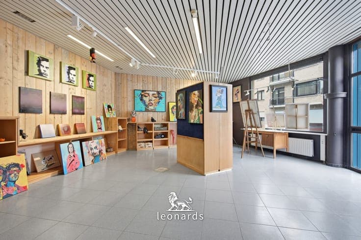 Spacious commercial property with apartment