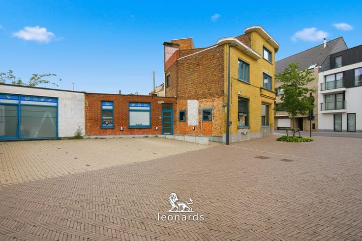 Spacious commercial property with apartment
