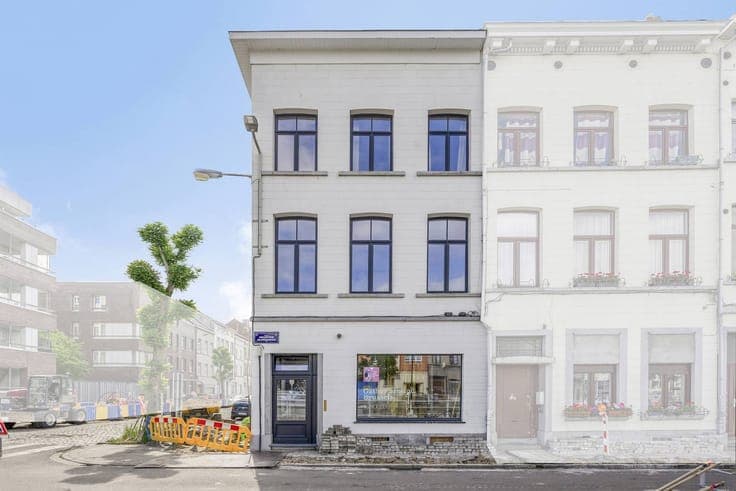 Renovated Townhouse with Commercial Space & Canal View for S