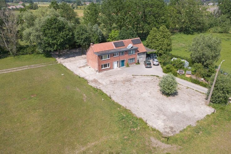 Landelijk gelegen renovatieproject omringd door weilanden