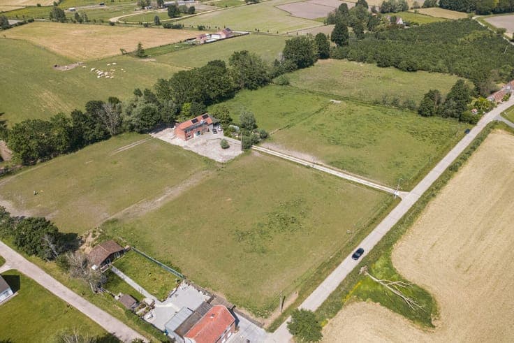 Landelijk gelegen renovatieproject omringd door weilanden