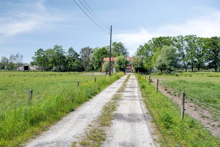 Landelijk gelegen renovatieproject omringd door weilanden