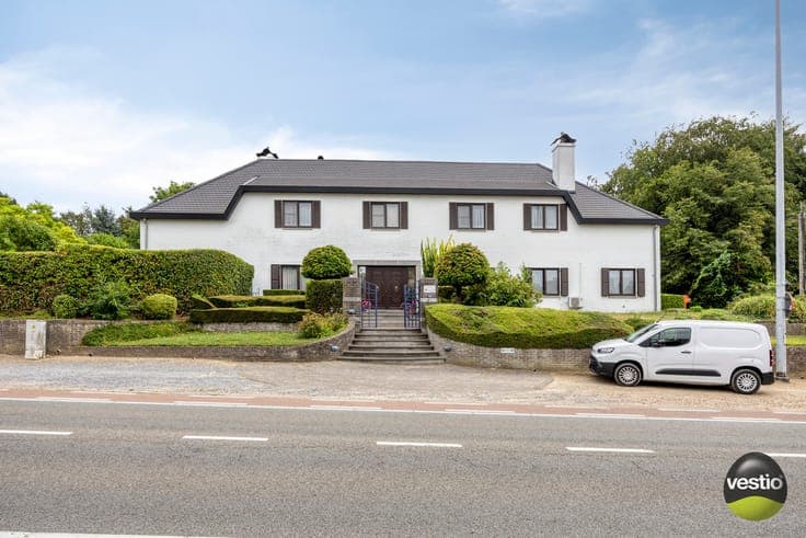 ROYALE WONING MET DOKTERSPRAKTIJK TE BILZEN HOESELT.