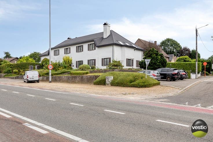 ROYALE WONING MET DOKTERSPRAKTIJK TE BILZEN HOESELT.