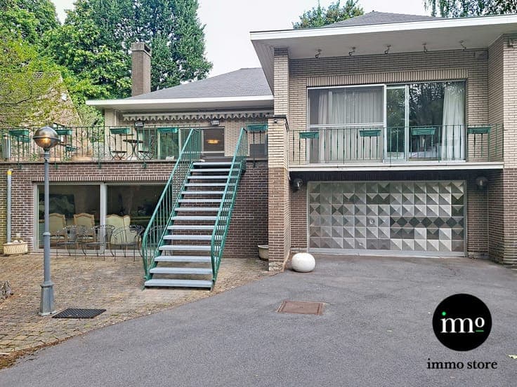 Exceptionally spacious home in a quiet cul-de-sac
