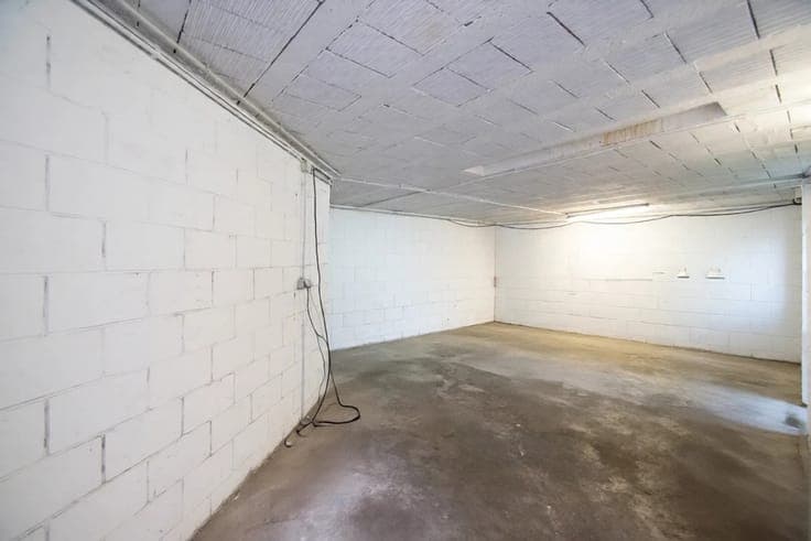 Income-producing property – 4 apartments + 5 garage boxes –