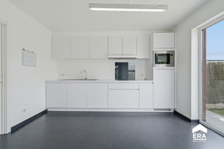 Semi-detached house with garage and garden in Dadizele