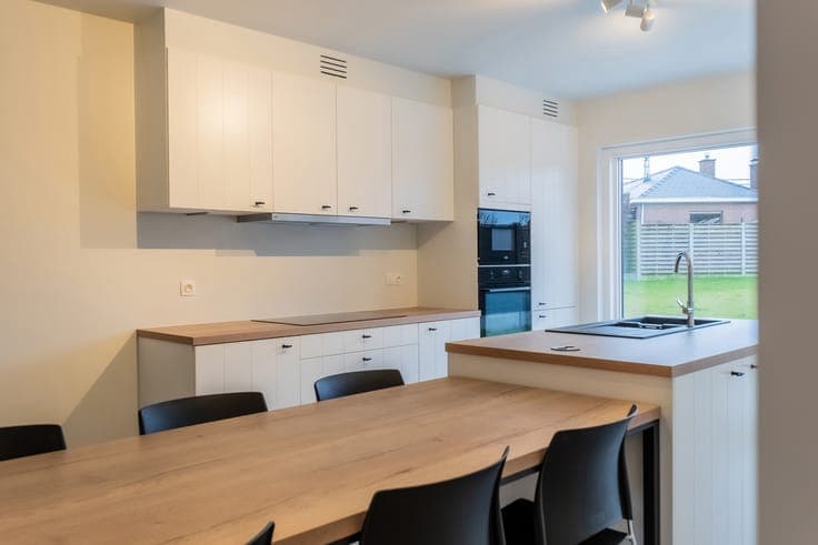 Newly built house with 3 bedrooms, carport and possible 6% V