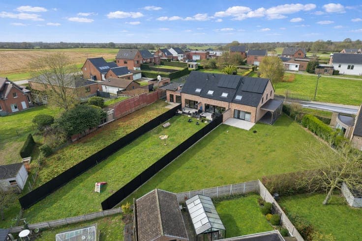 Newly built house with 3 bedrooms, carport and possible 6% V