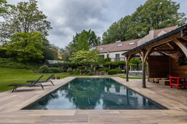 Exceptional villa with concierge service and separate office