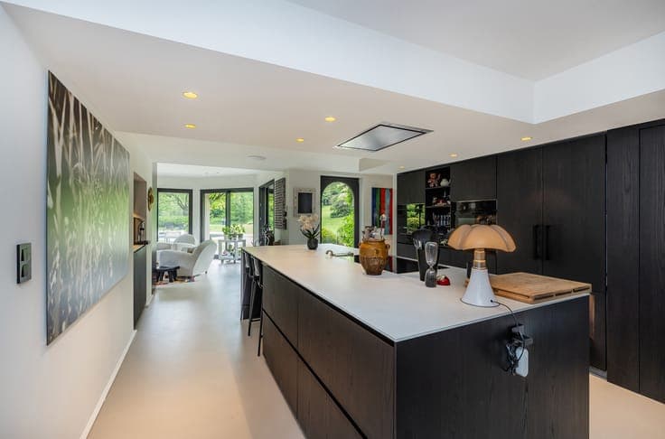 Exceptional villa with concierge service and separate office
