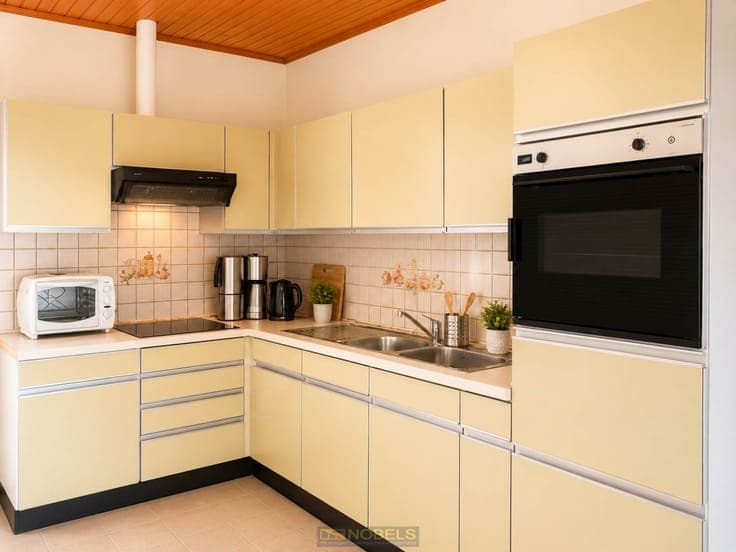 Te koop, grote burgerwoning met ruim leefvolume in centru...