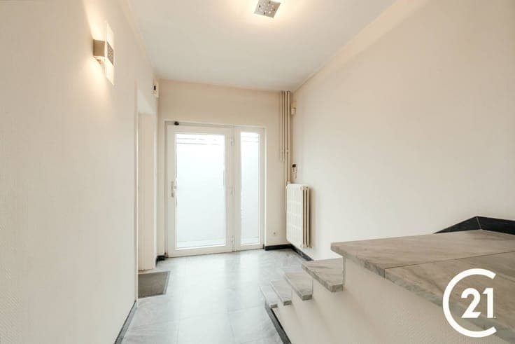 Immeuble idéalement situé sur la chaussée principale de Boug