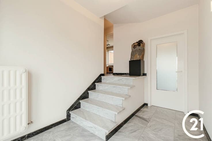 Immeuble idéalement situé sur la chaussée principale de Boug