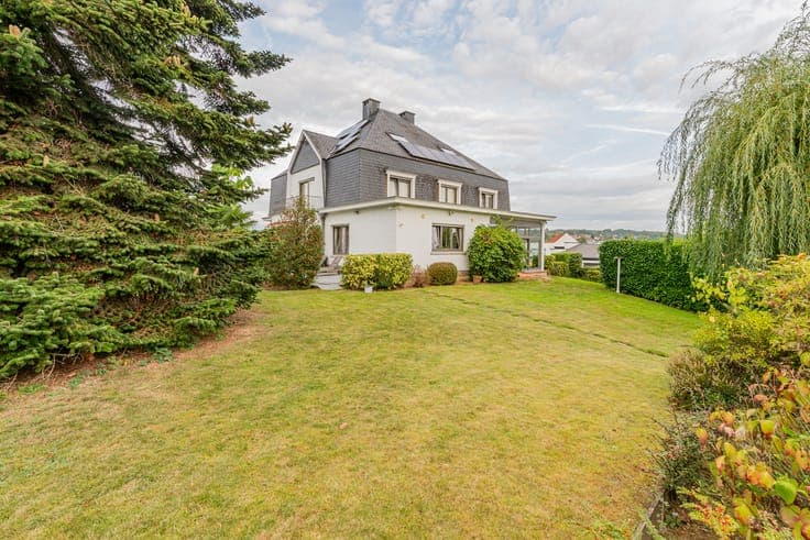 Characterful villa with 5 beds, studio and 33are garden