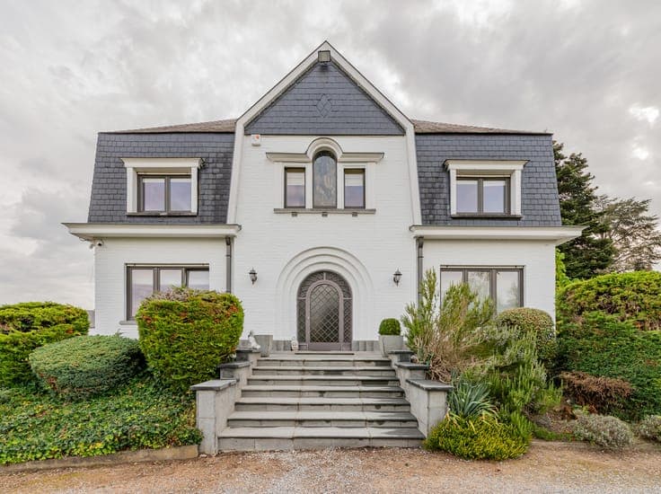 Characterful villa with 5 beds, studio and 33are garden