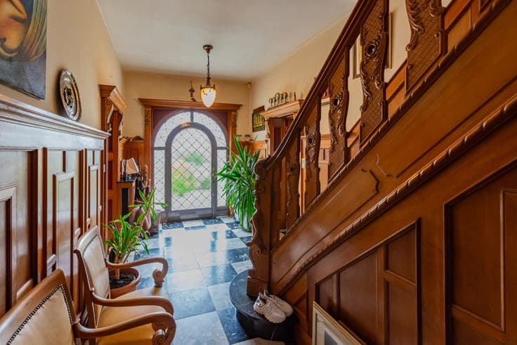 Characterful villa with 5 beds, studio and 33are garden
