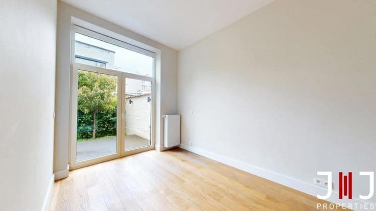 Investment property with 4 residential units + workshop