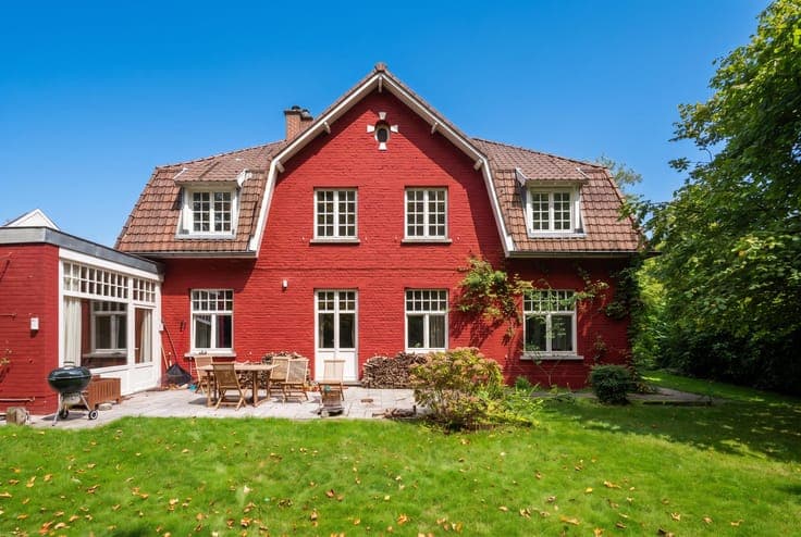VILLA (5bed/study/3 bth) measuring 306m² with garage