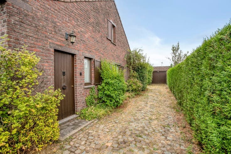 Conveniently located 4-bedroom detached house in Oostakker