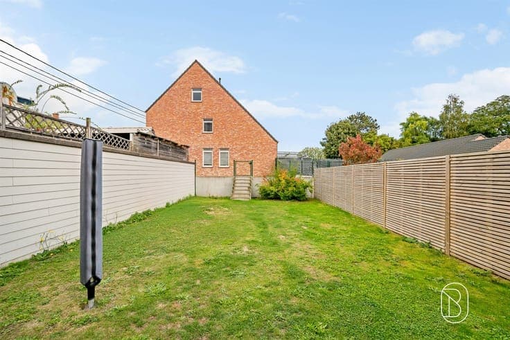 Newly built 3-bedroom home with yard & garage near Kluisbos