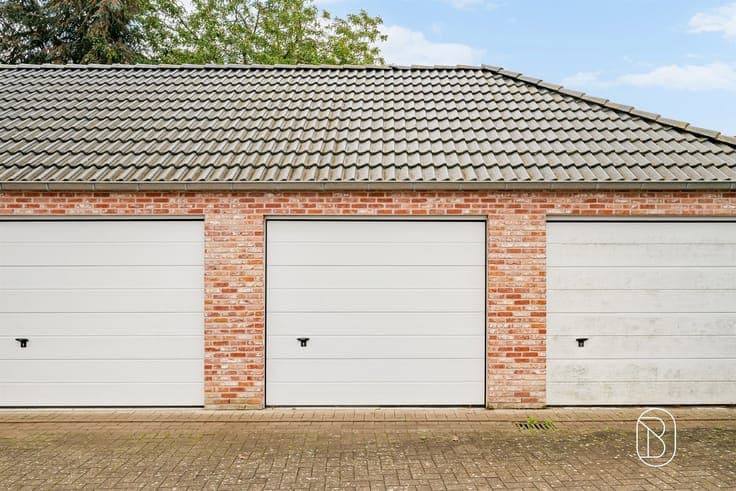 Newly built 3-bedroom home with yard & garage near Kluisbos
