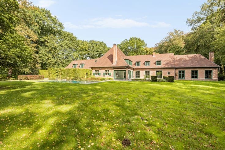 Classic villa on exceptional park estate of approximately 1