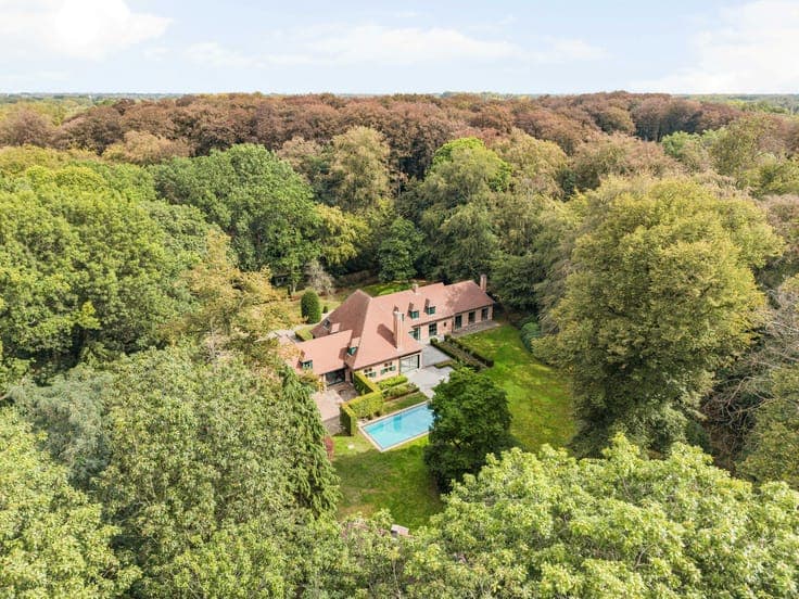 Classic villa on exceptional park estate of approximately 1